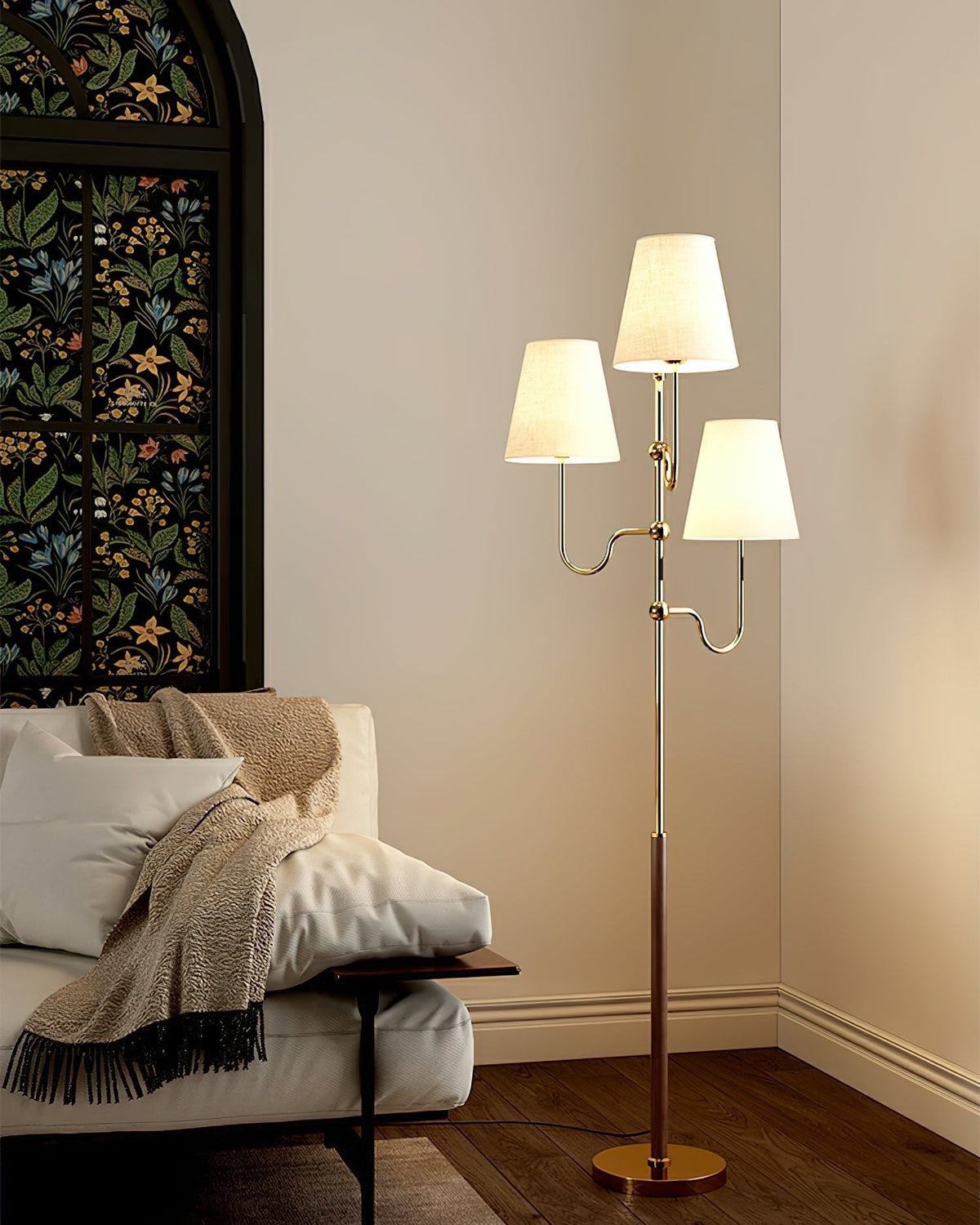 Lámpara de pie de 3 luces con pantallas de tela Ternela junto a un sofá – imagen 5