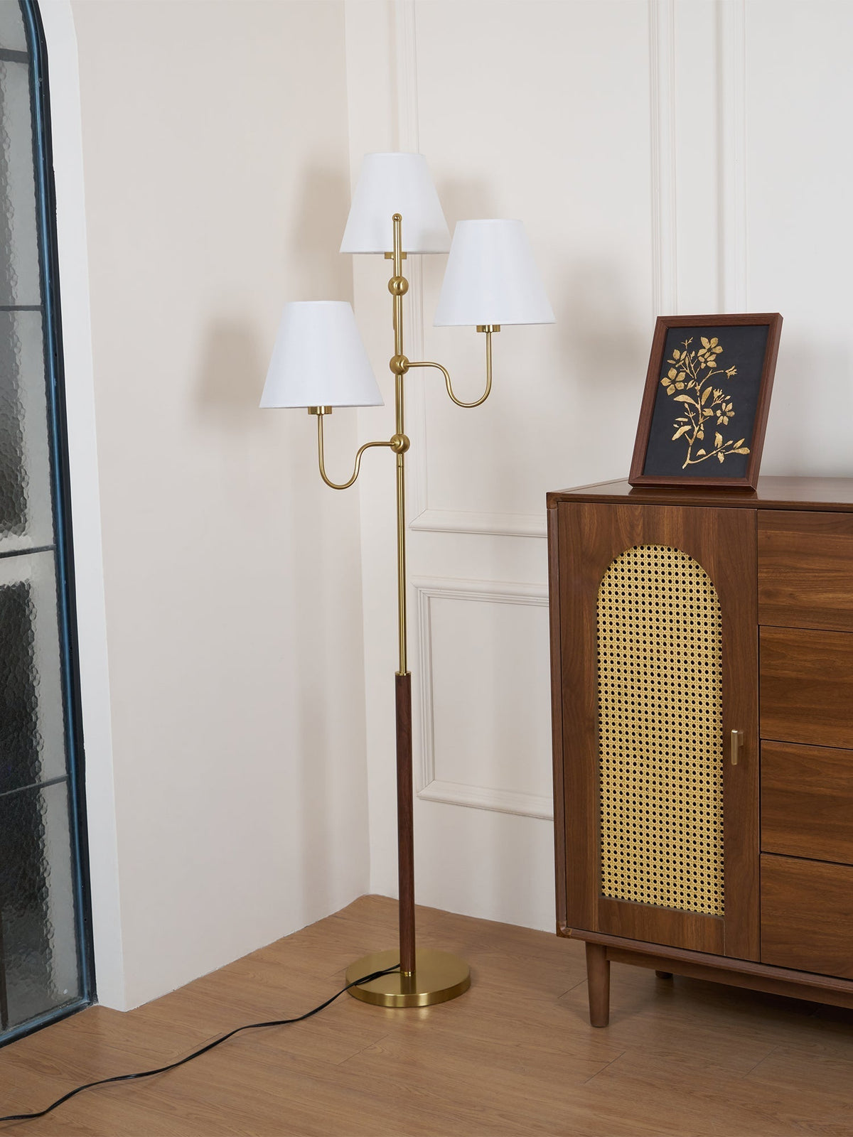 Lámpara de pie de 3 luces con pantallas de tela Ternela junto a un sofá – imagen 10