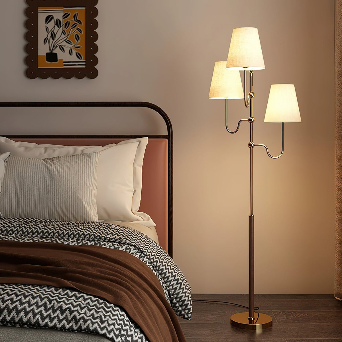 Lámpara de pie de 3 luces con pantallas de tela Ternela junto a un sofá – imagen 11