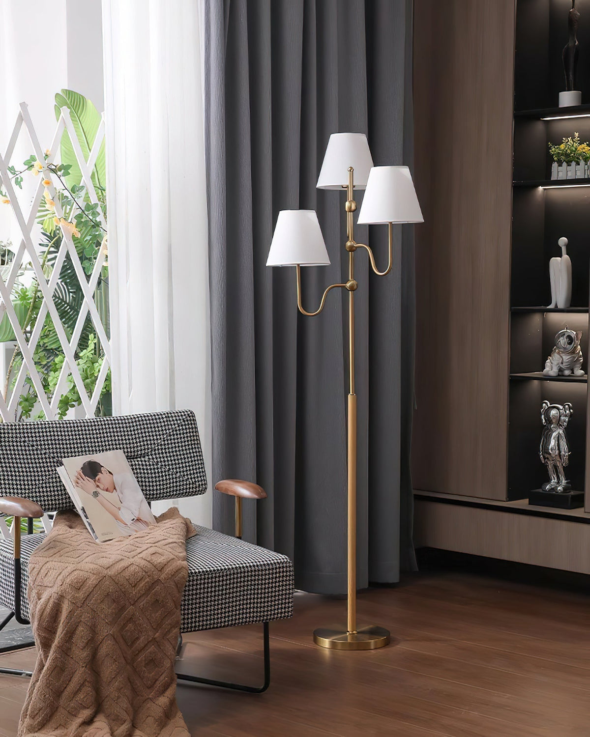 Lámpara de pie de 3 luces con pantallas de tela Ternela junto a un sofá – imagen 16
