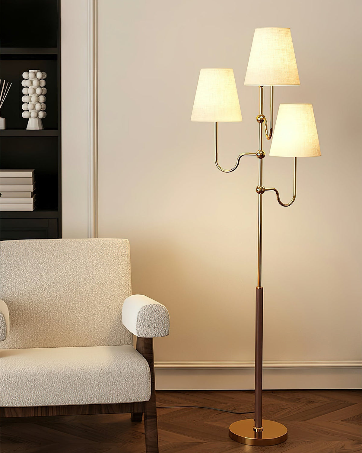 Lámpara de pie de 3 luces con pantallas de tela Ternela junto a un sofá – imagen 18