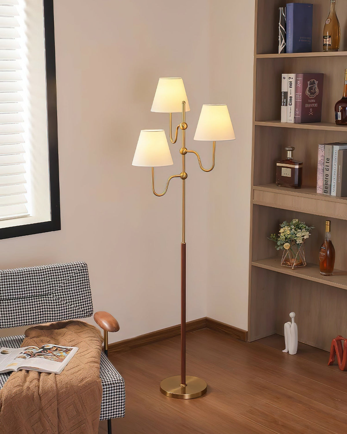Lámpara de pie de 3 luces con pantallas de tela Ternela junto a un sofá – imagen 19