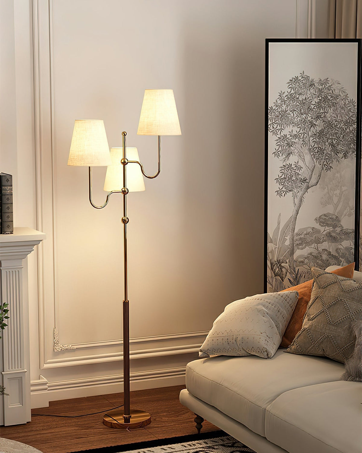 Lámpara de pie de 3 luces con pantallas de tela Ternela junto a un sofá – imagen 22