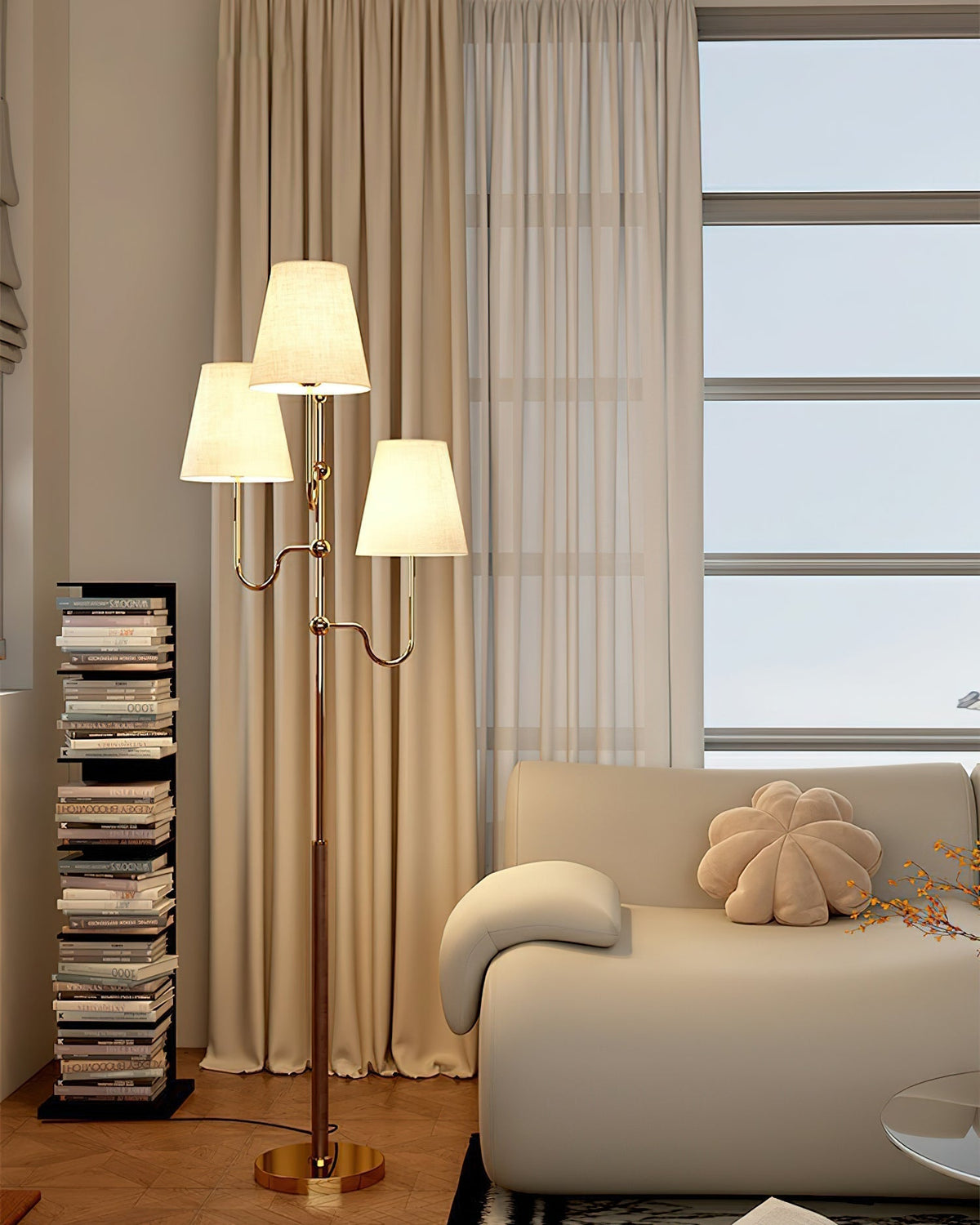 Lámpara de pie de 3 luces con pantallas de tela Ternela junto a un sofá – imagen 23