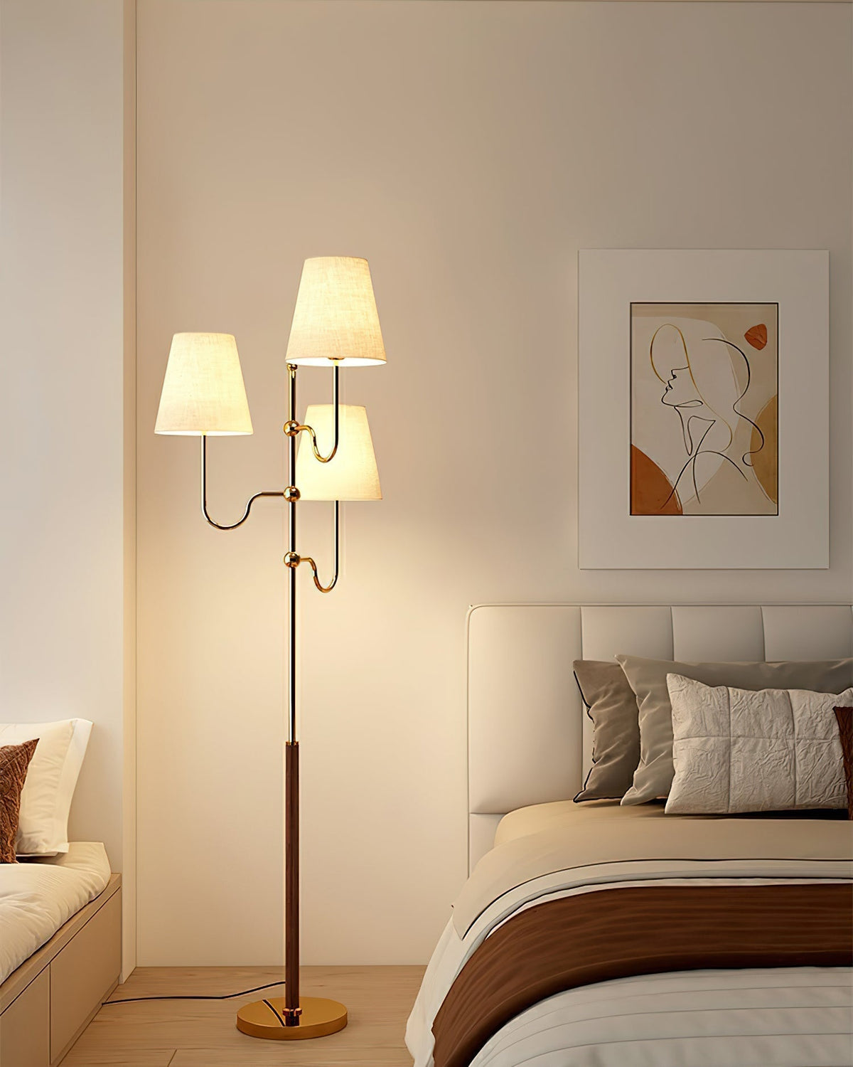 Lámpara de pie de 3 luces con pantallas de tela Ternela junto a un sofá – imagen 24