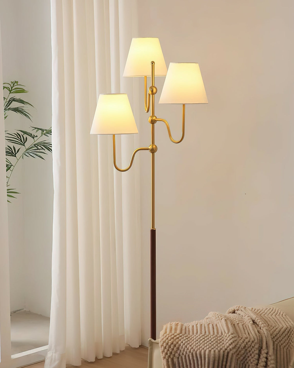 Lámpara de pie de 3 luces con pantallas de tela Ternela junto a un sofá – imagen 26