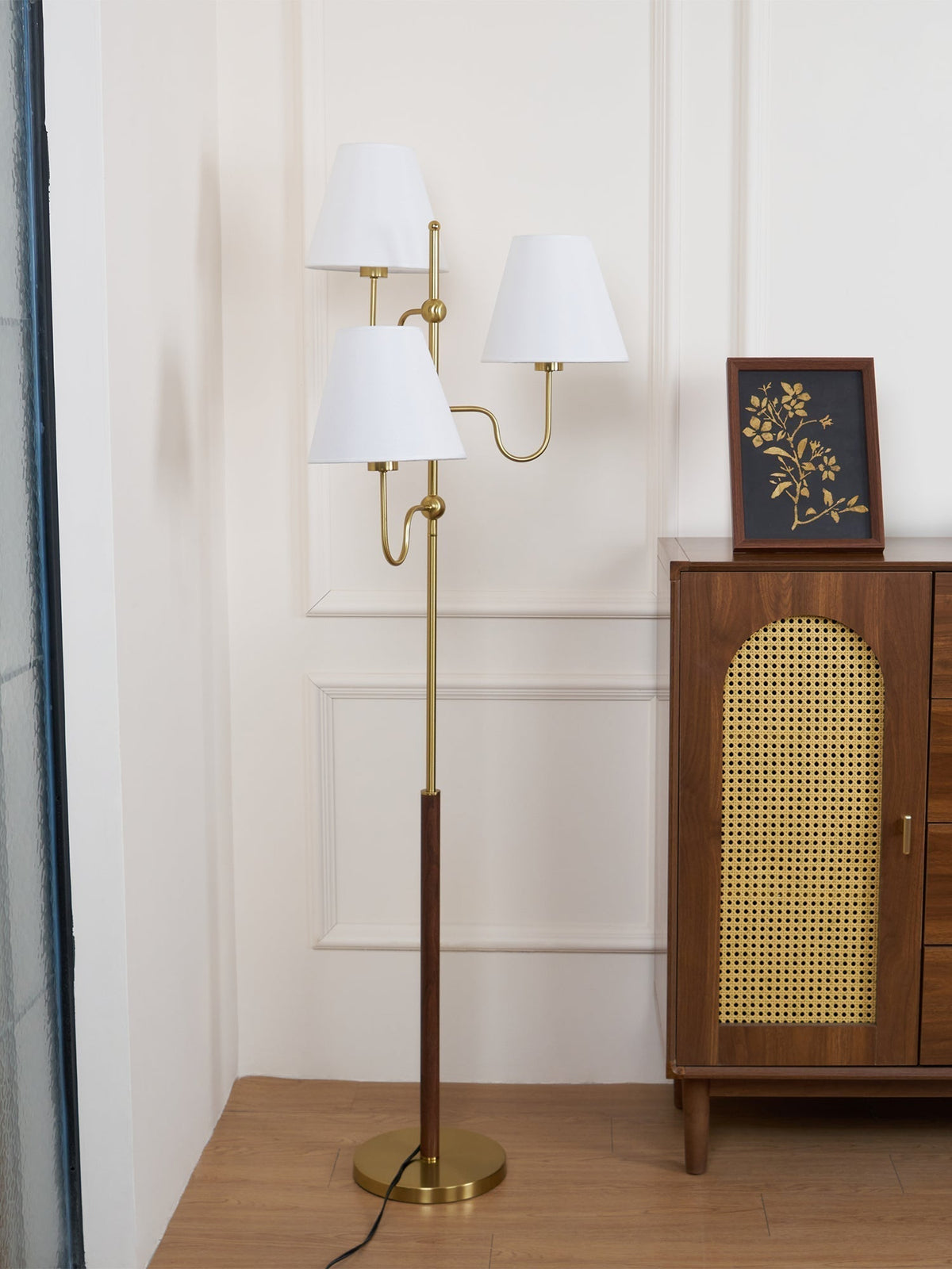 Lámpara de pie de 3 luces con pantallas de tela Ternela junto a un sofá – imagen 29