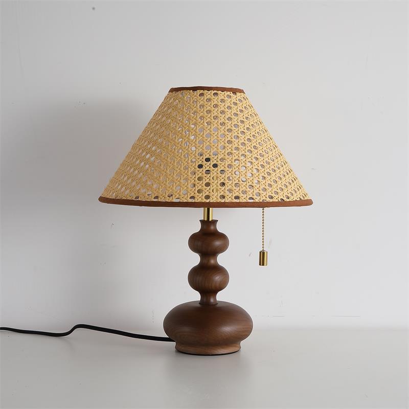 Lámpara de mesa de madera con esferas Ternuga – con pantalla de ratán natural