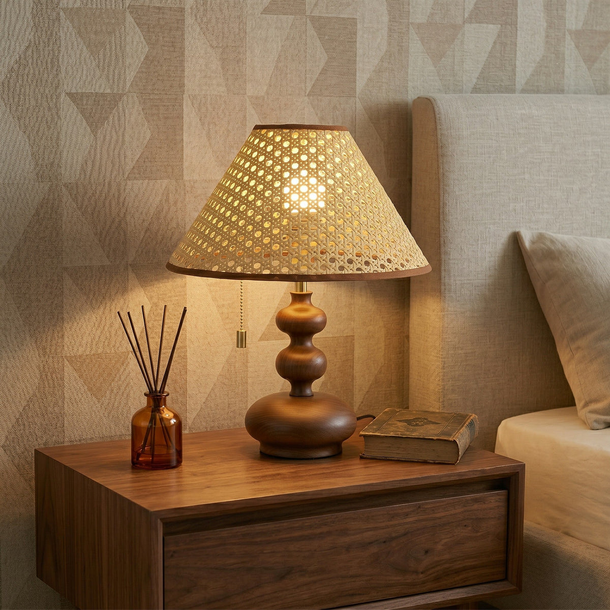 Lámpara de mesa de madera con esferas Ternuga en un dormitorio acogedor – imagen 6