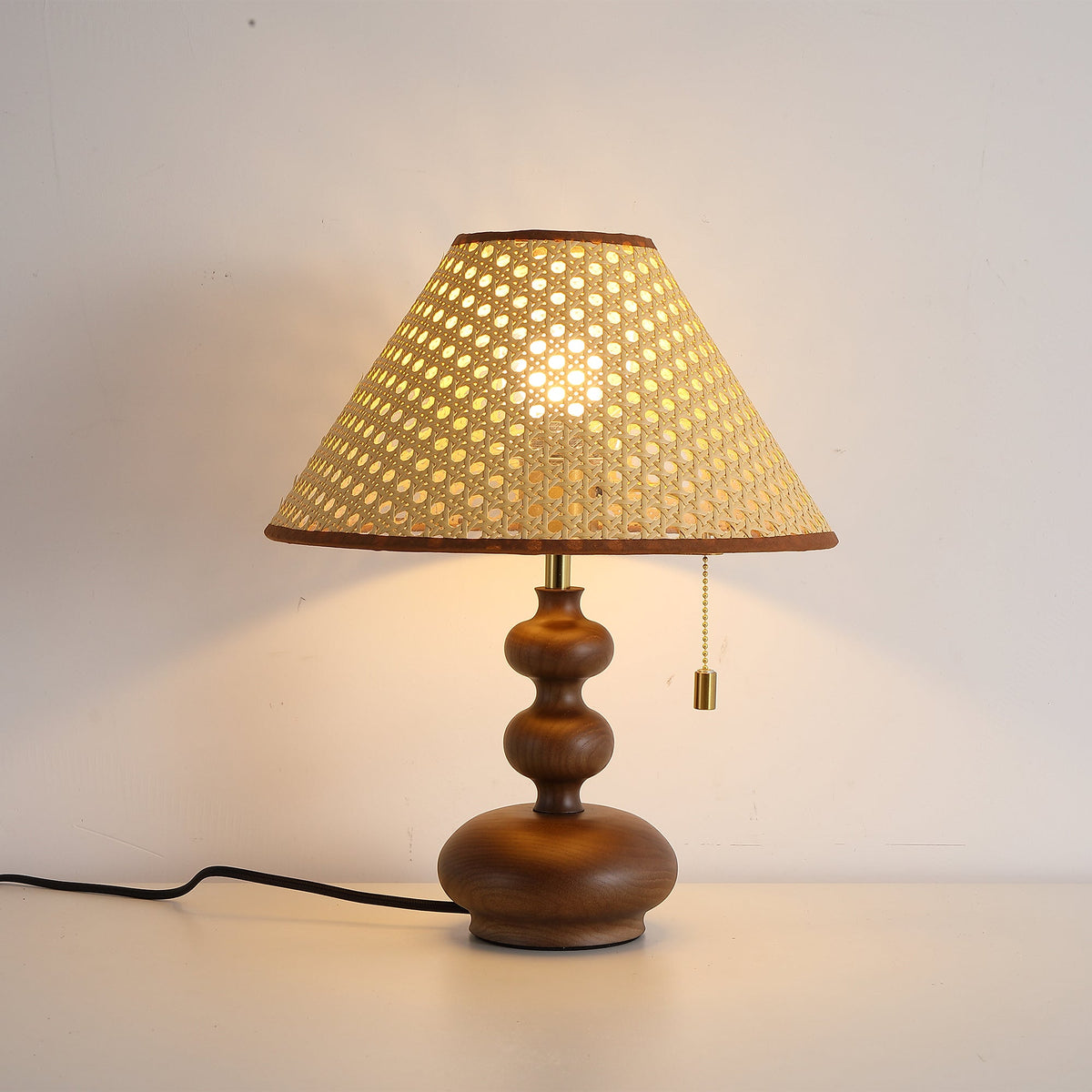 Lámpara de mesa de madera con esferas Ternuga en un dormitorio acogedor – imagen 11