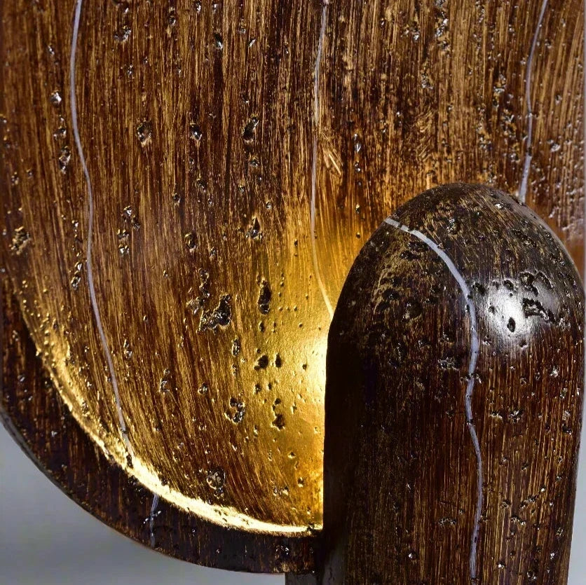 Lámpara de mesa con disco Nemora – detalle de la madera oscura iluminada