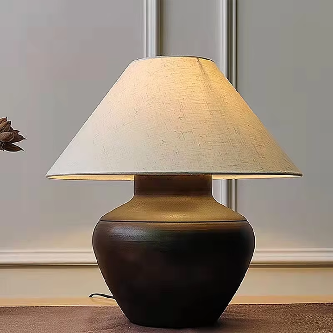 Lámpara de mesa de cerámica Terrana en un salón sereno – imagen 3