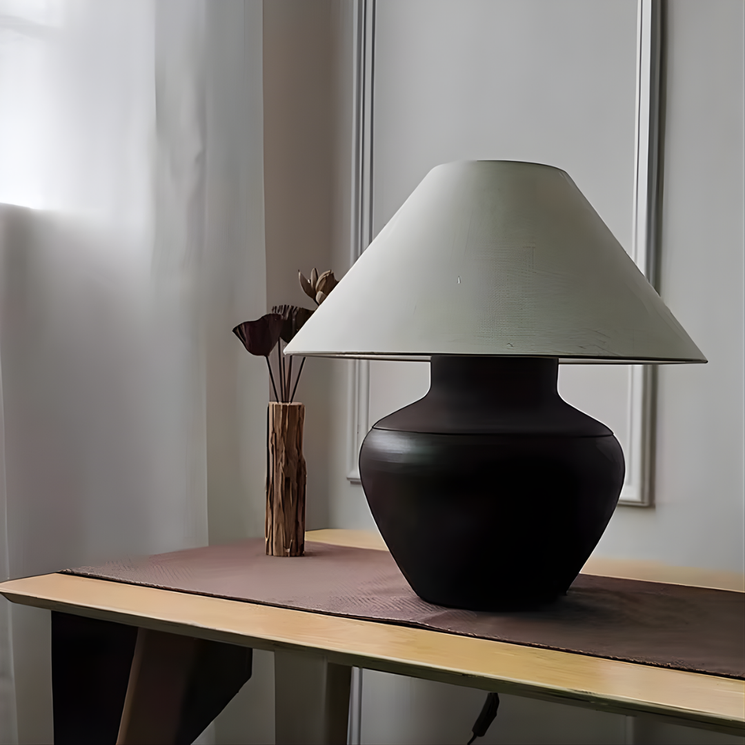 Lámpara de mesa de cerámica Terrana en un salón sereno – imagen 4