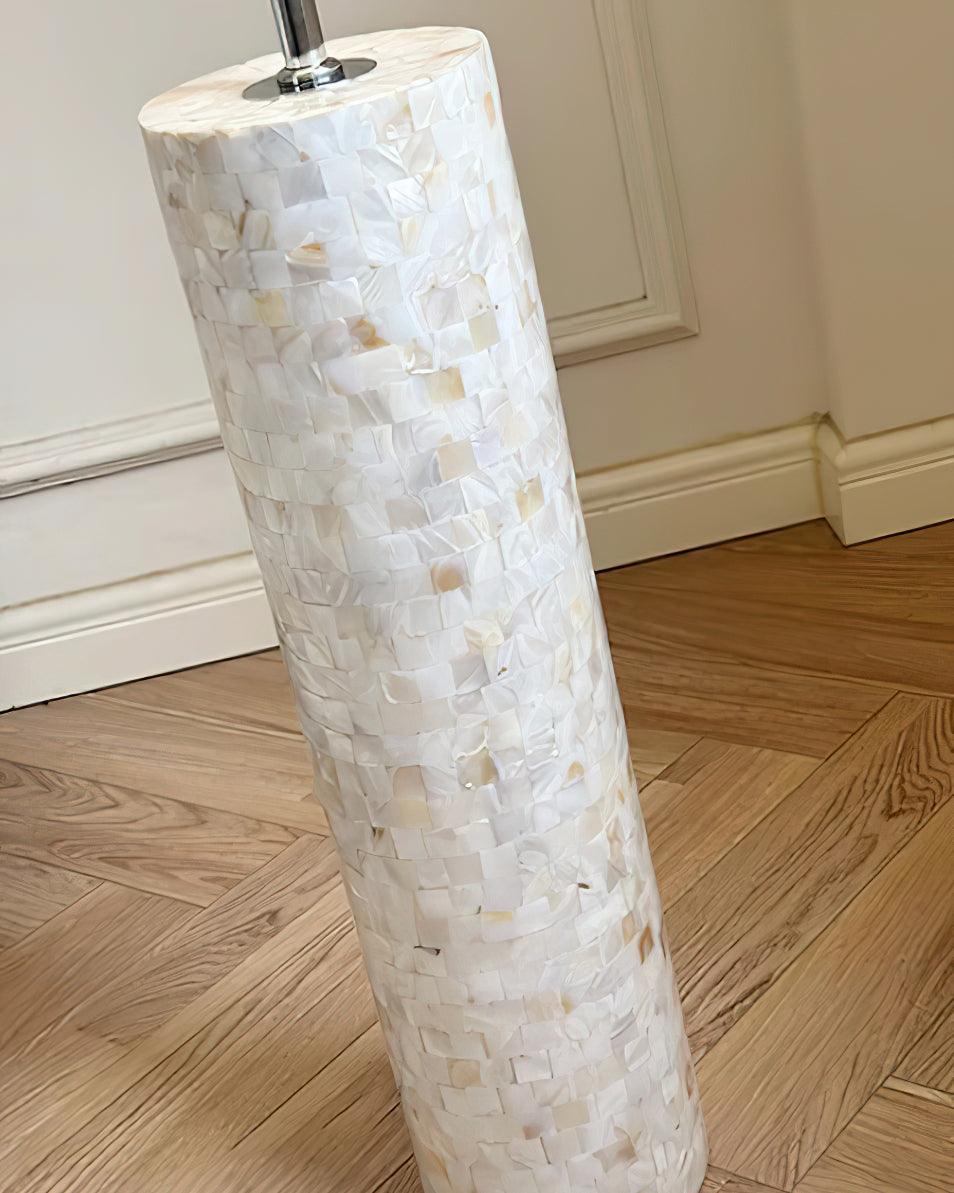 Lámpara de pie de mosaico nacarado Tesela – detalle de la base de columna con mosaico nacarado