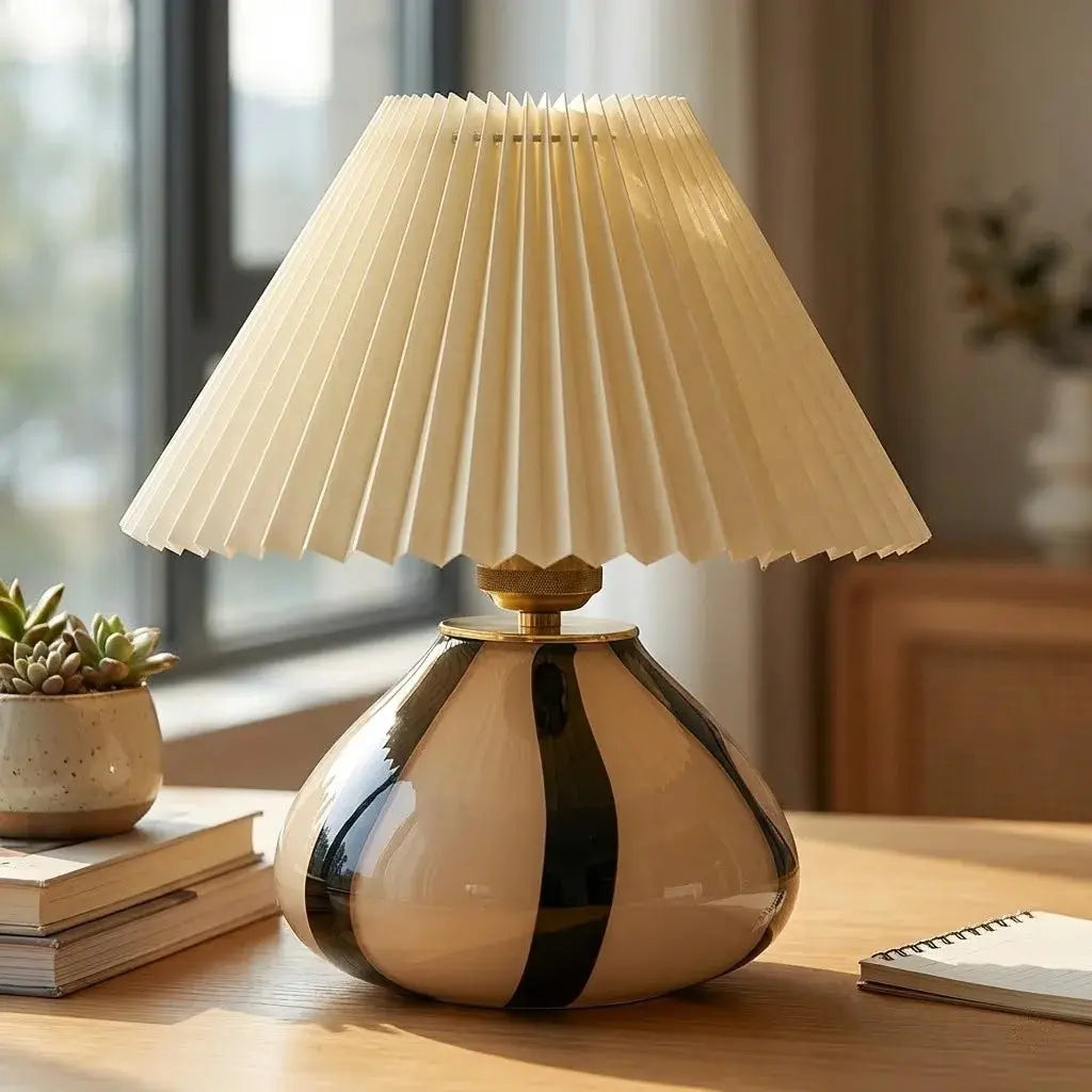 Lámpara de mesa de vidrio con pantalla plisada Tesira – vista principal