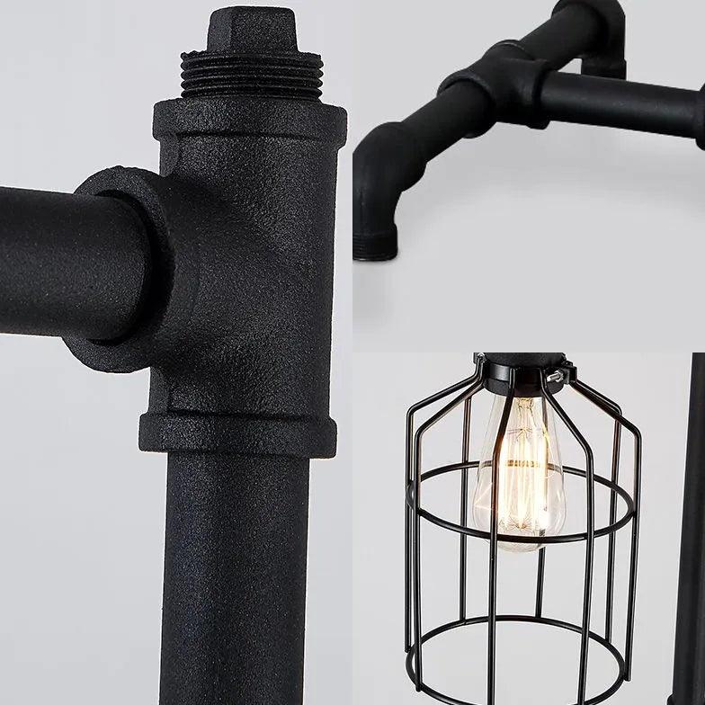 Lámpara de pie industrial de tubería con tres luces Bendora – detalle de las uniones y de una jaula