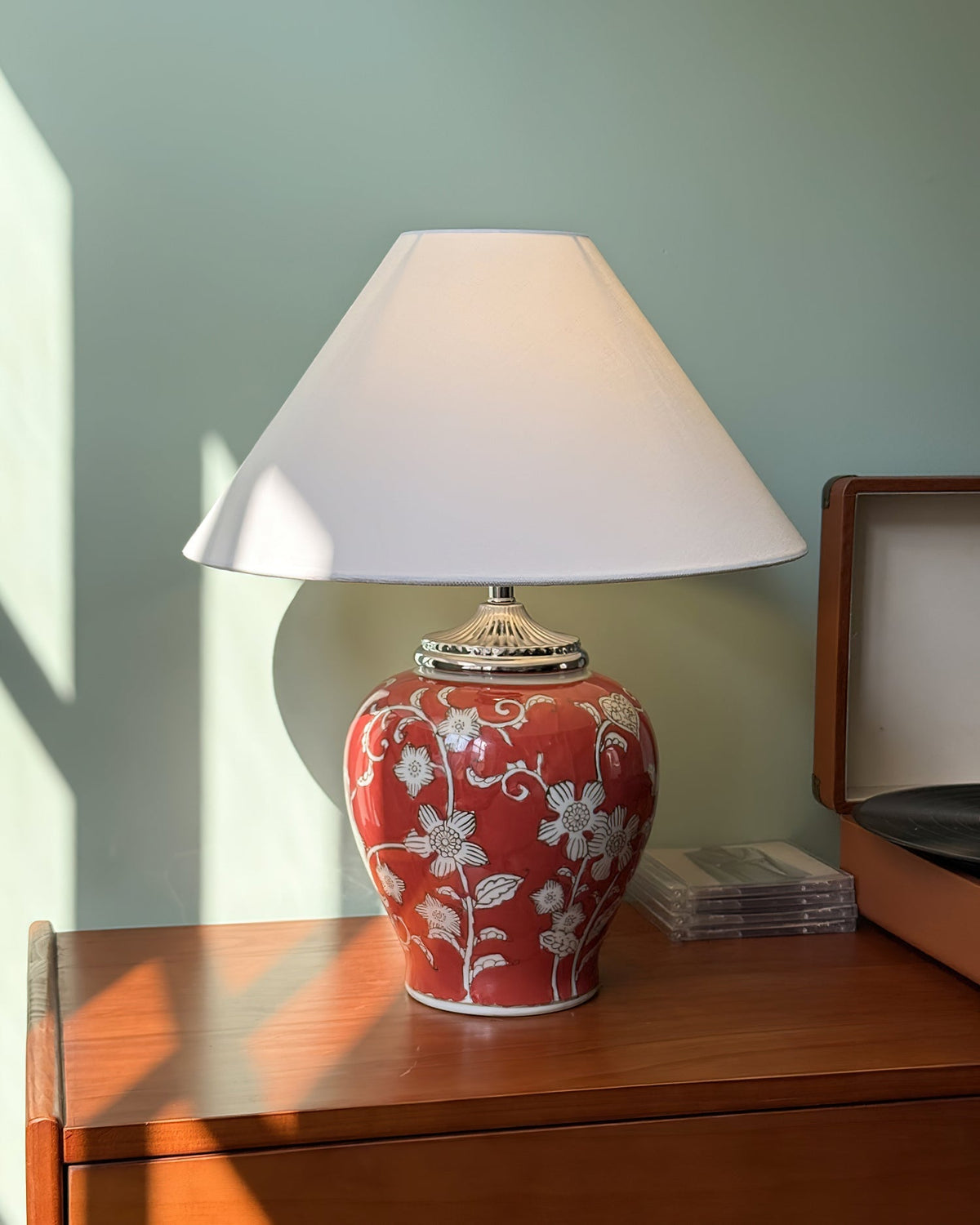 Lámpara de mesa de cerámica Tibora – roja sobre una cómoda vintage