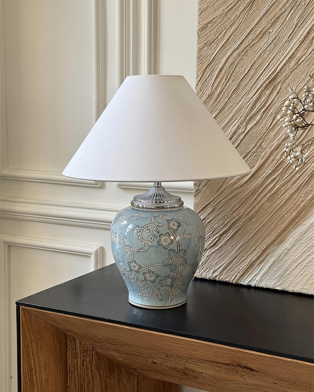 Lámpara de mesa de cerámica Tibora – azul claro en un recibidor