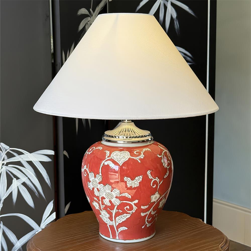 Lámpara de mesa de cerámica Tibora – roja con flores blancas en relieve