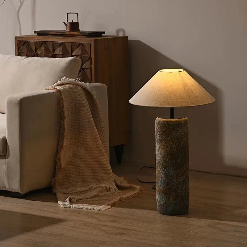 Lámpara de pie de cerámica efecto óxido Tierana en un salón de estilo rústico – imagen 4