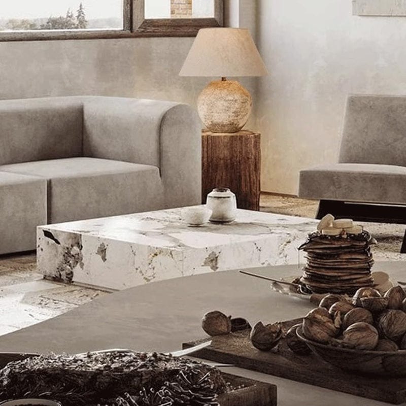 Lámpara de mesa de cerámica rústica Tierela – en un salón con mesa de mármol