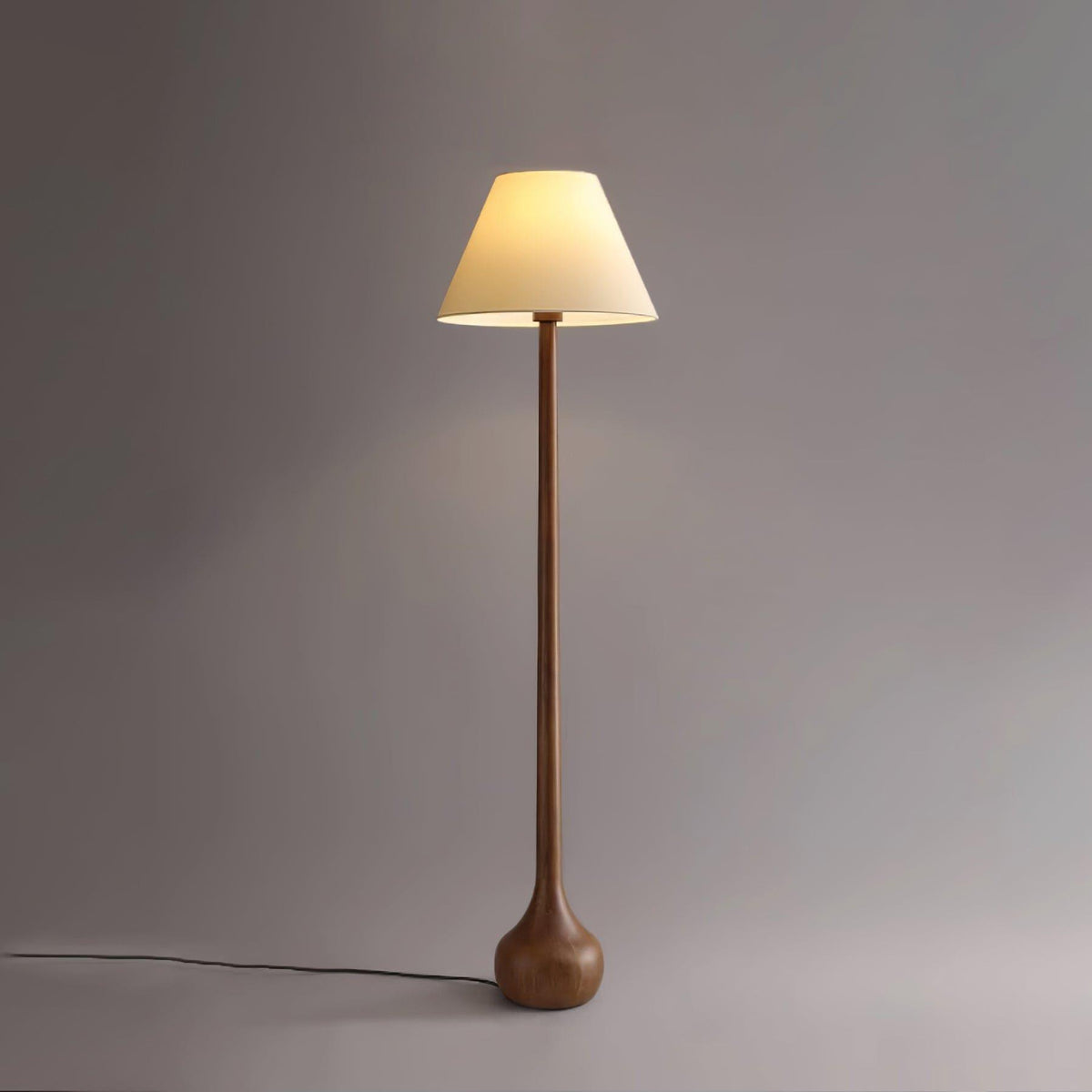 Lámpara de pie de madera torneada Tilmara – nogal