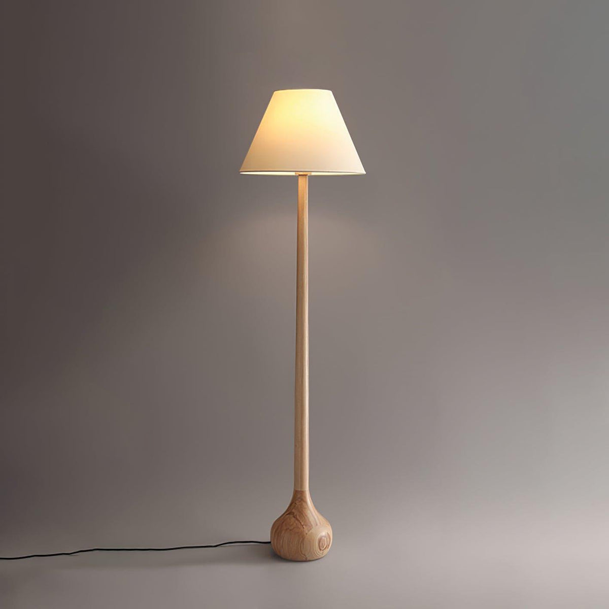 Lámpara de pie de madera torneada Tilmara – madera natural