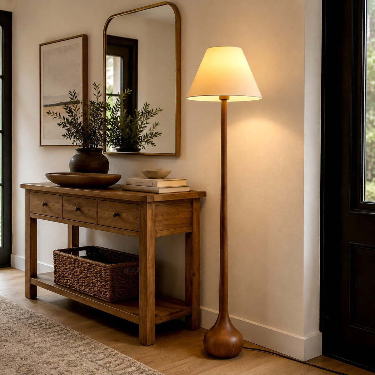 Lámpara de pie de madera torneada Tilmara en un salón acogedor – imagen 5
