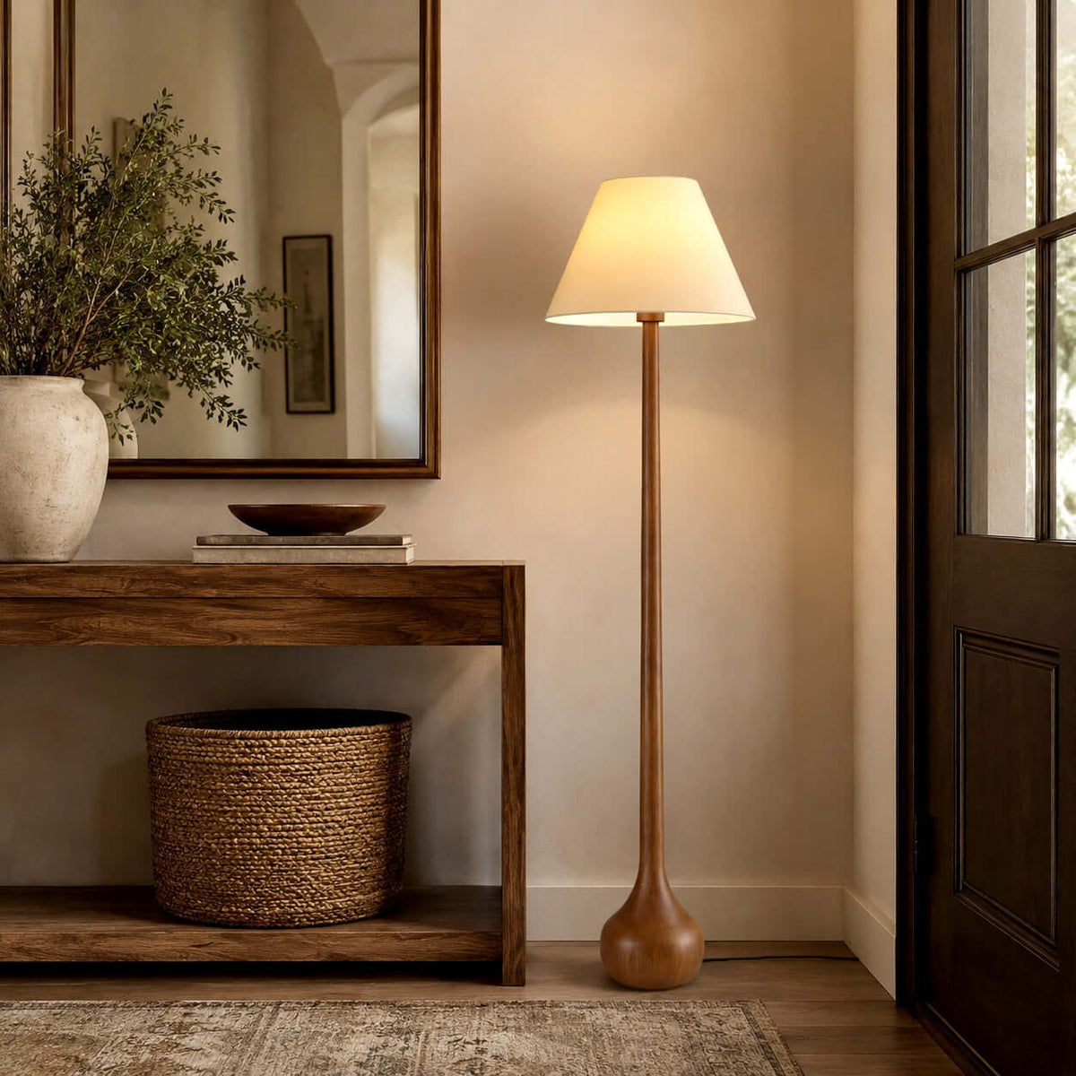 Lámpara de pie de madera torneada Tilmara en un salón acogedor – imagen 6