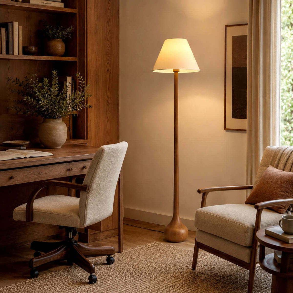 Lámpara de pie de madera torneada Tilmara en un salón acogedor – imagen 7