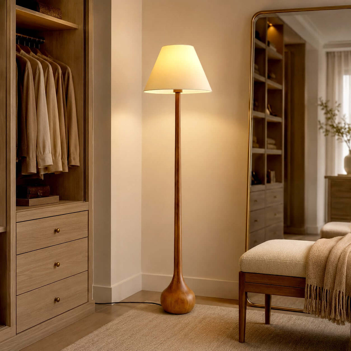 Lámpara de pie de madera torneada Tilmara en un salón acogedor – imagen 8