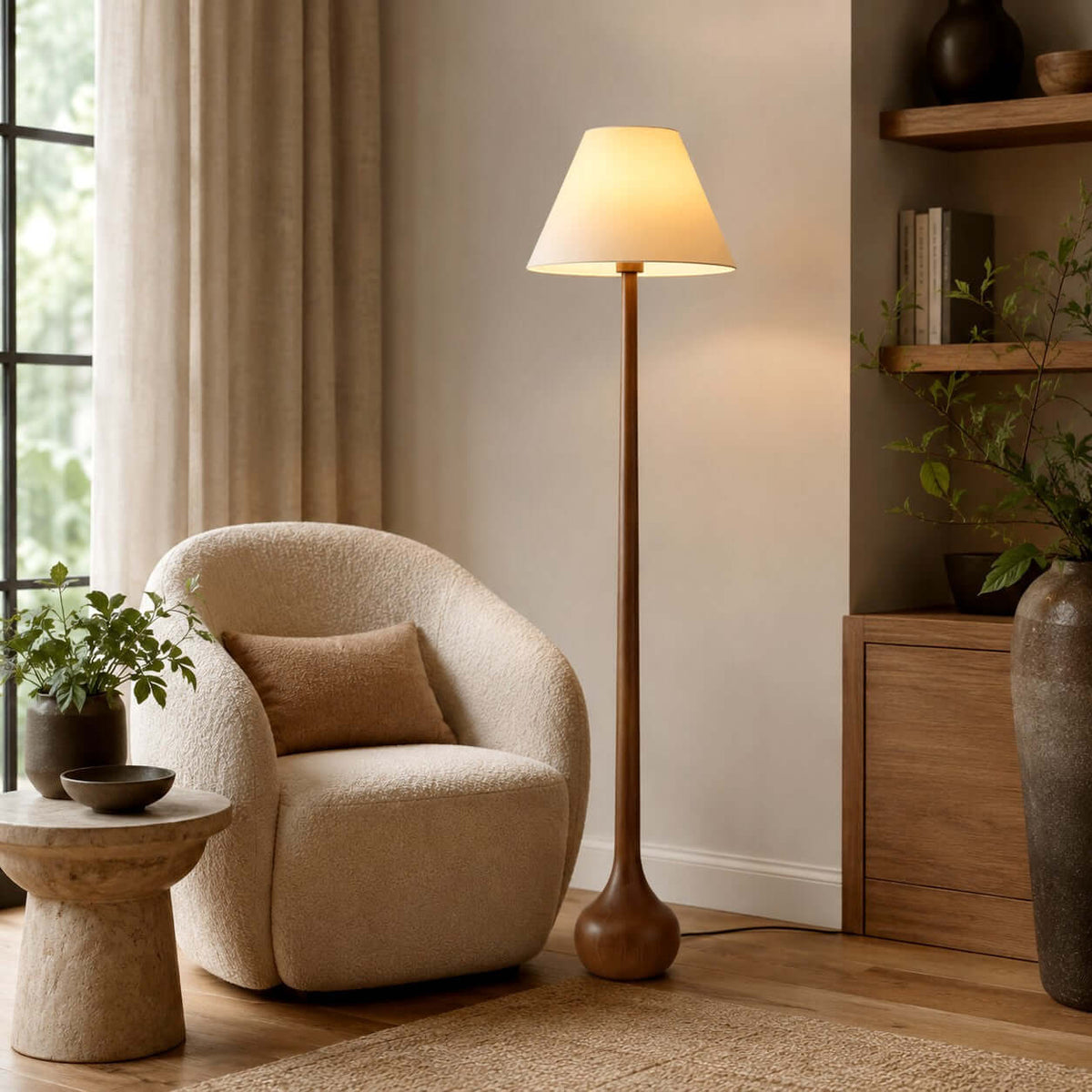 Lámpara de pie de madera torneada Tilmara en un salón acogedor – imagen 9