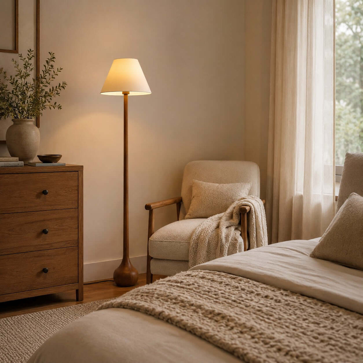 Lámpara de pie de madera torneada Tilmara en un salón acogedor – imagen 10