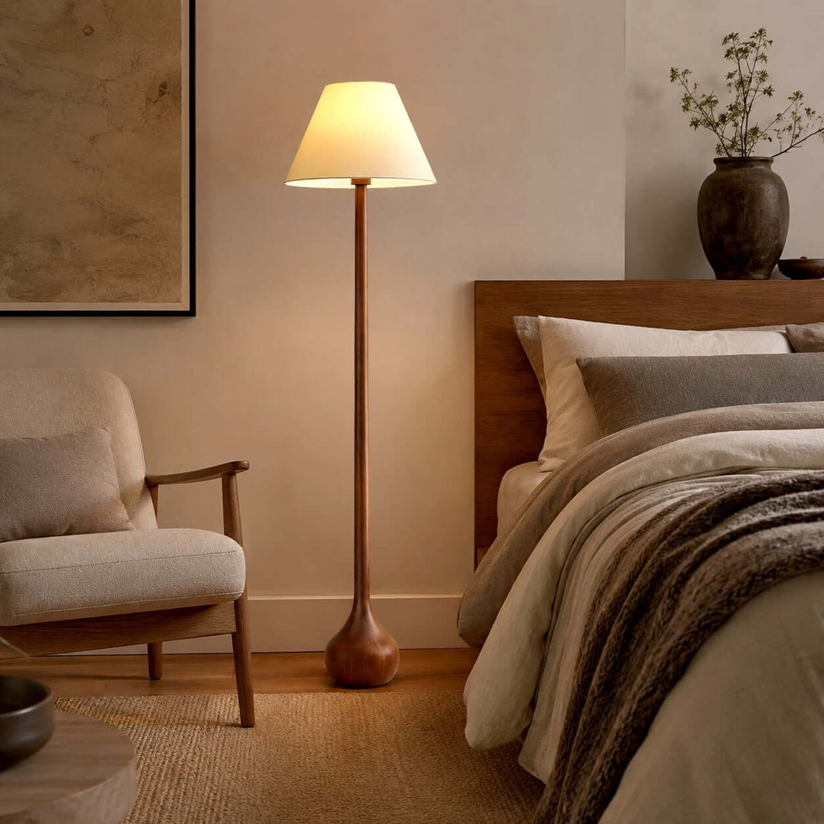 Lámpara de pie de madera torneada Tilmara en un salón acogedor – imagen 11