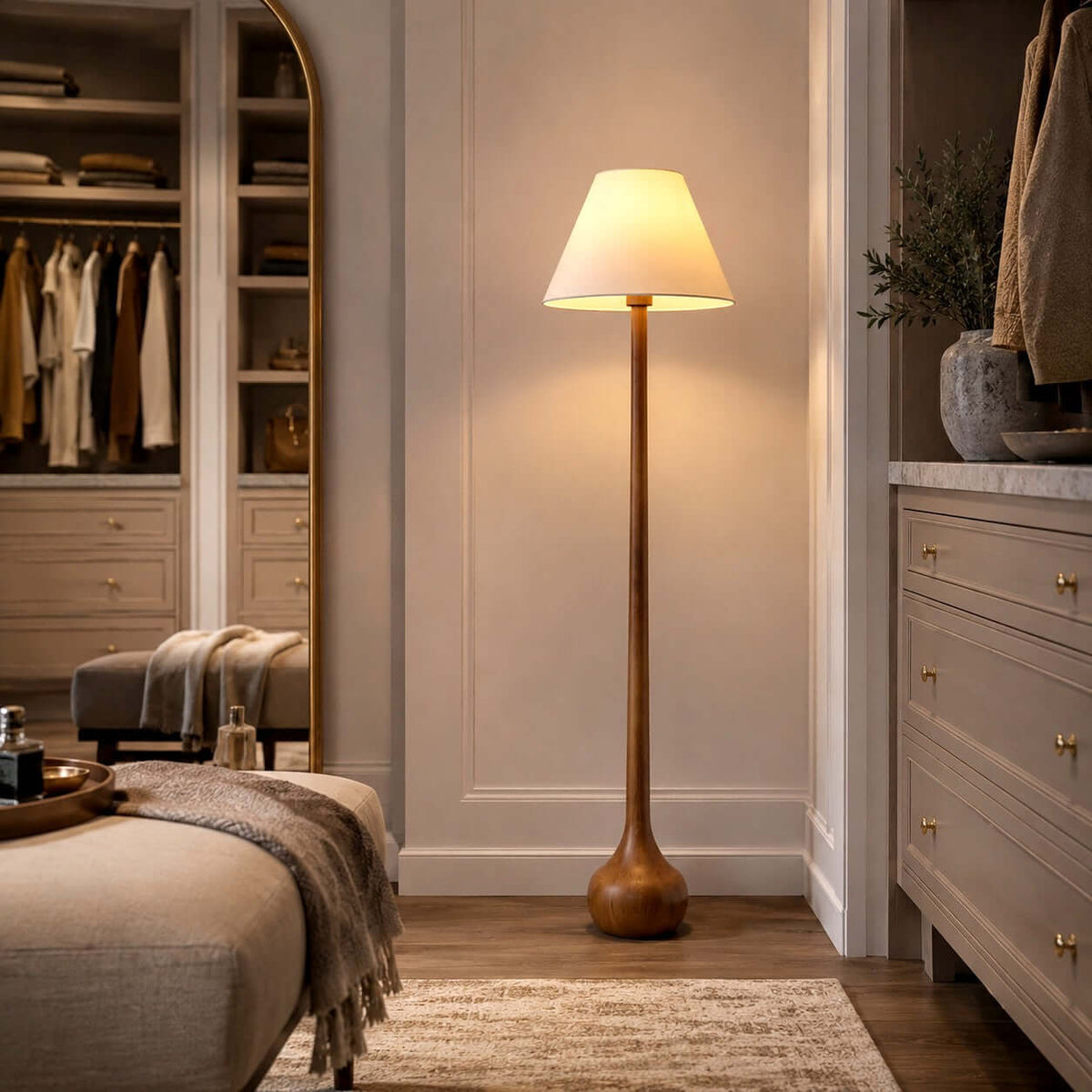 Lámpara de pie de madera torneada Tilmara en un salón acogedor – imagen 12