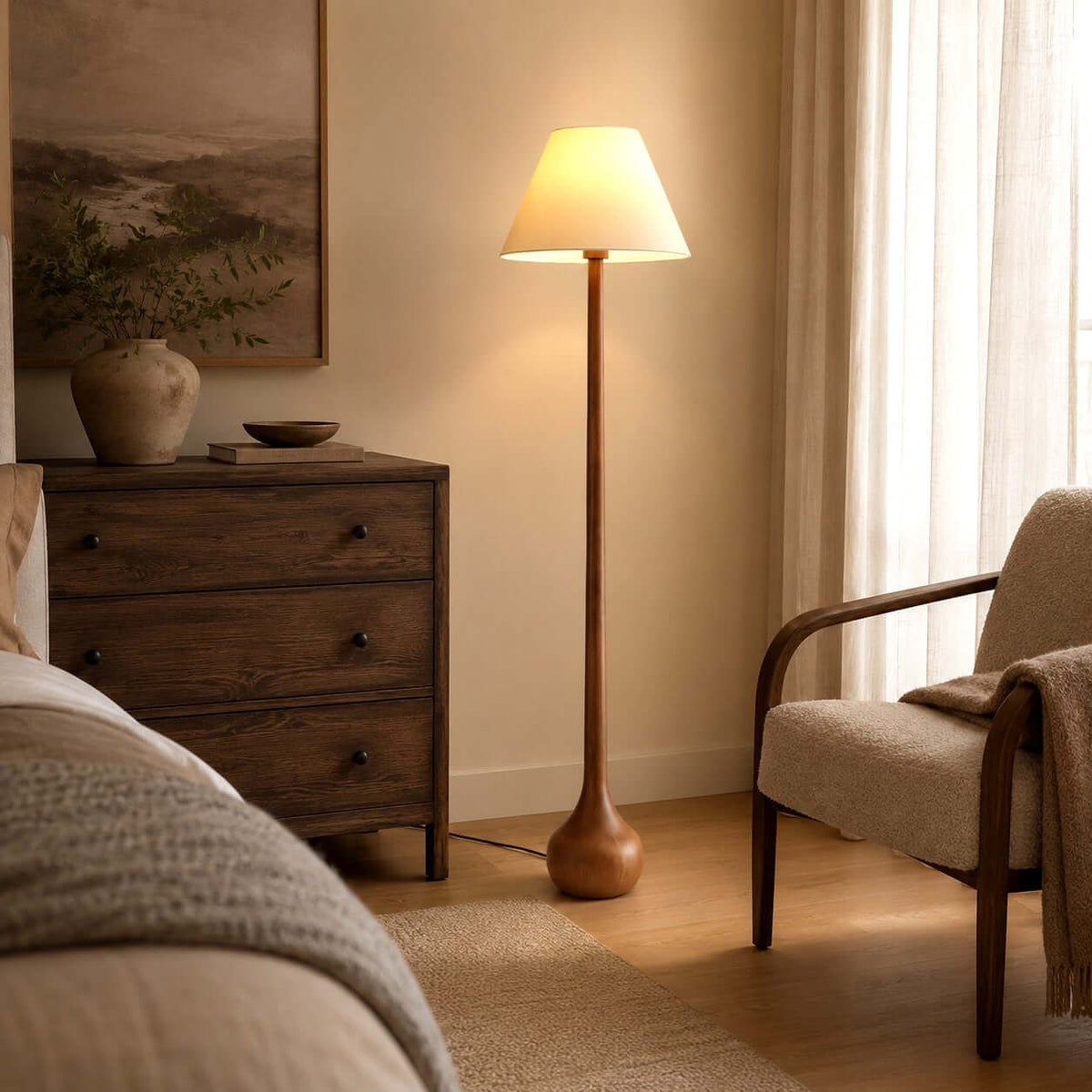 Lámpara de pie de madera torneada Tilmara en un salón acogedor – imagen 13