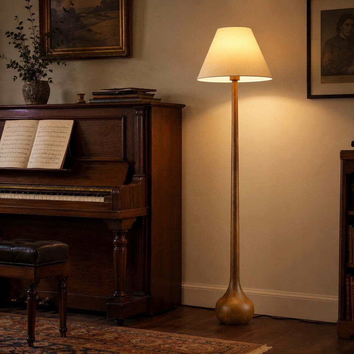 Lámpara de pie de madera torneada Tilmara en un salón acogedor – imagen 15