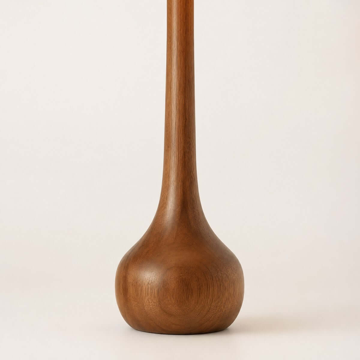 Lámpara de pie de madera torneada Tilmara – detalle de la base en forma de gota
