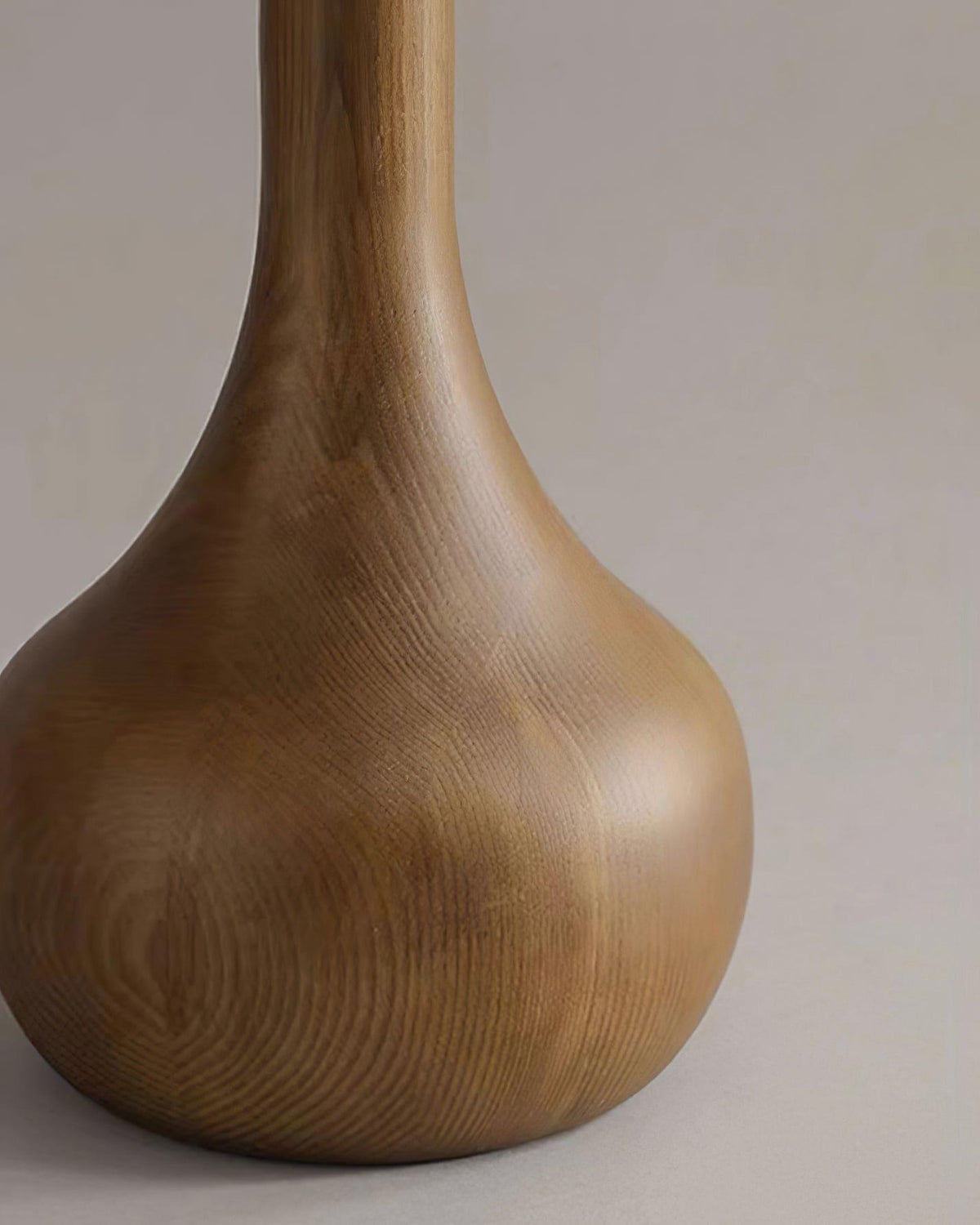 Lámpara de pie de madera torneada Tilmara – detalle de la base de nogal
