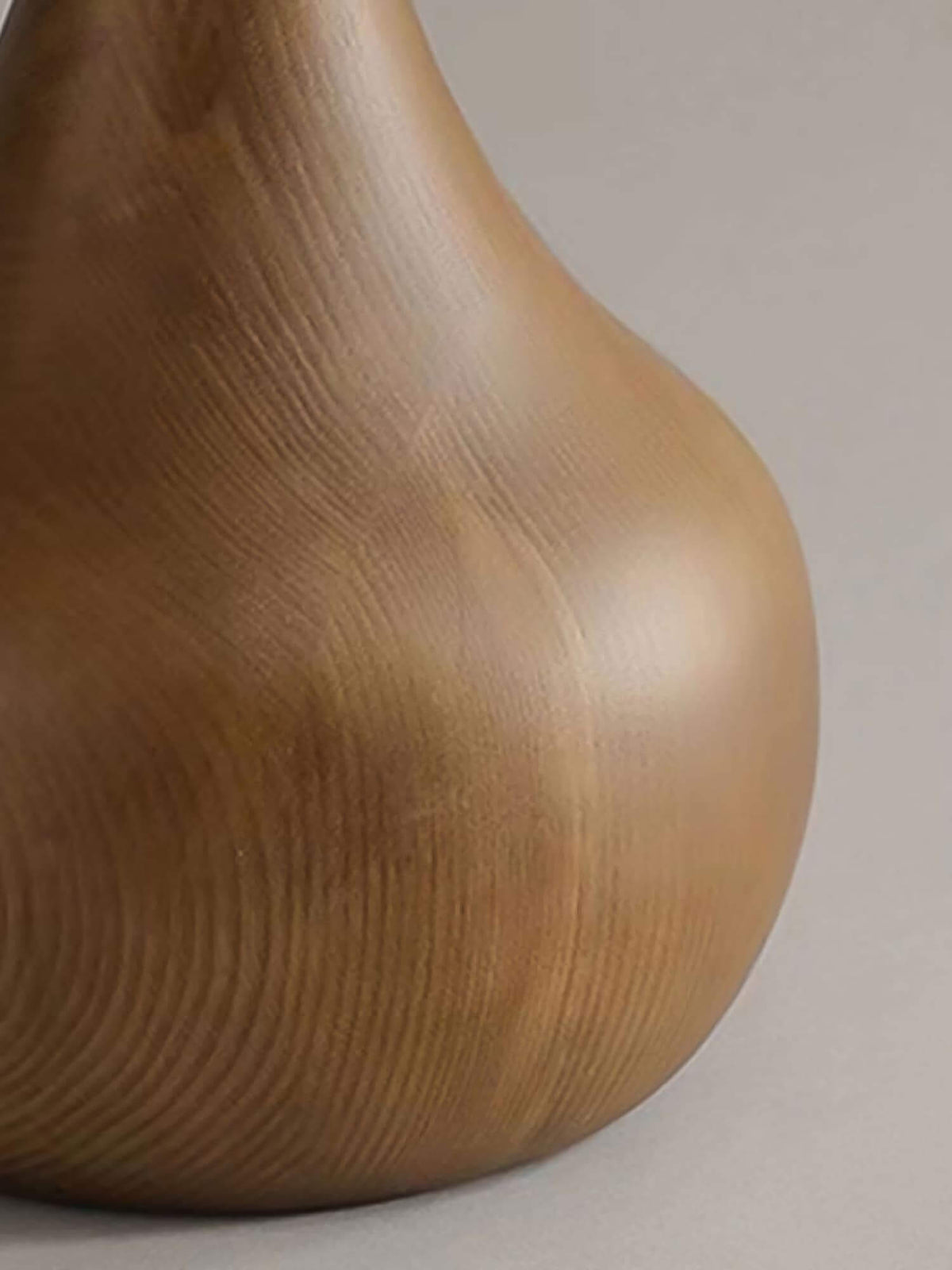 Lámpara de pie de madera torneada Tilmara – detalle de la veta de la madera