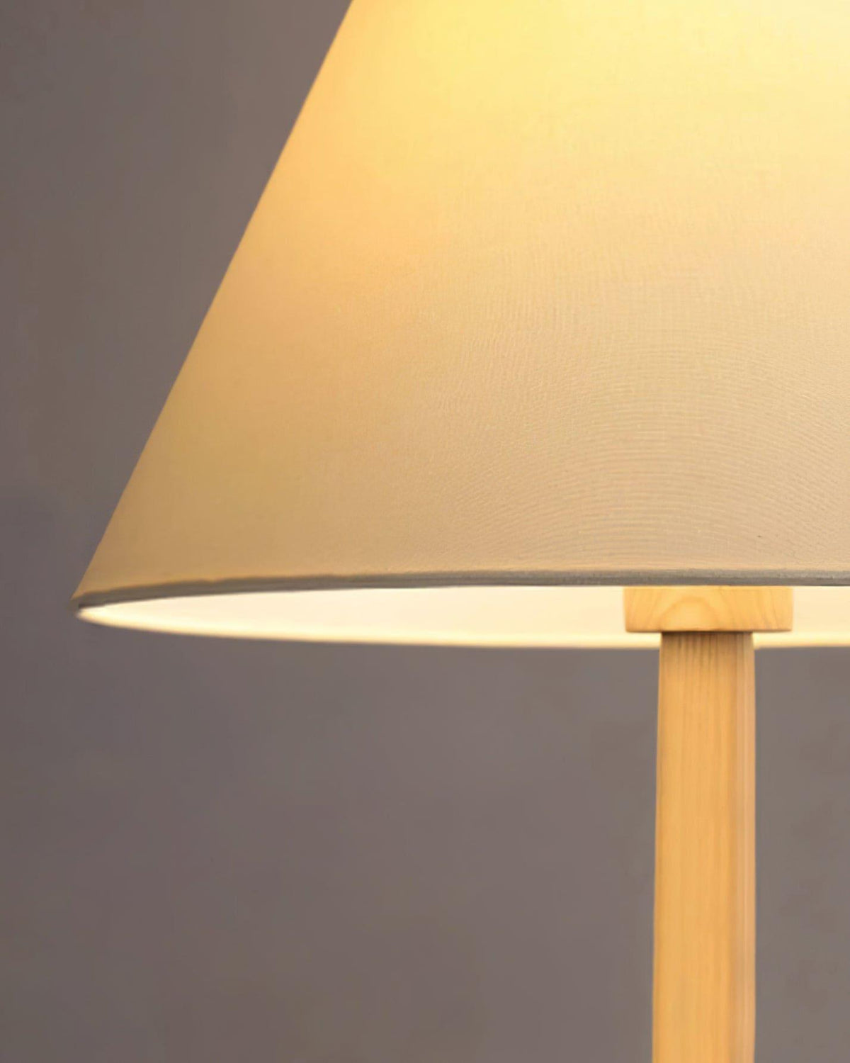 Lámpara de pie de madera torneada Tilmara – detalle de la pantalla de tela