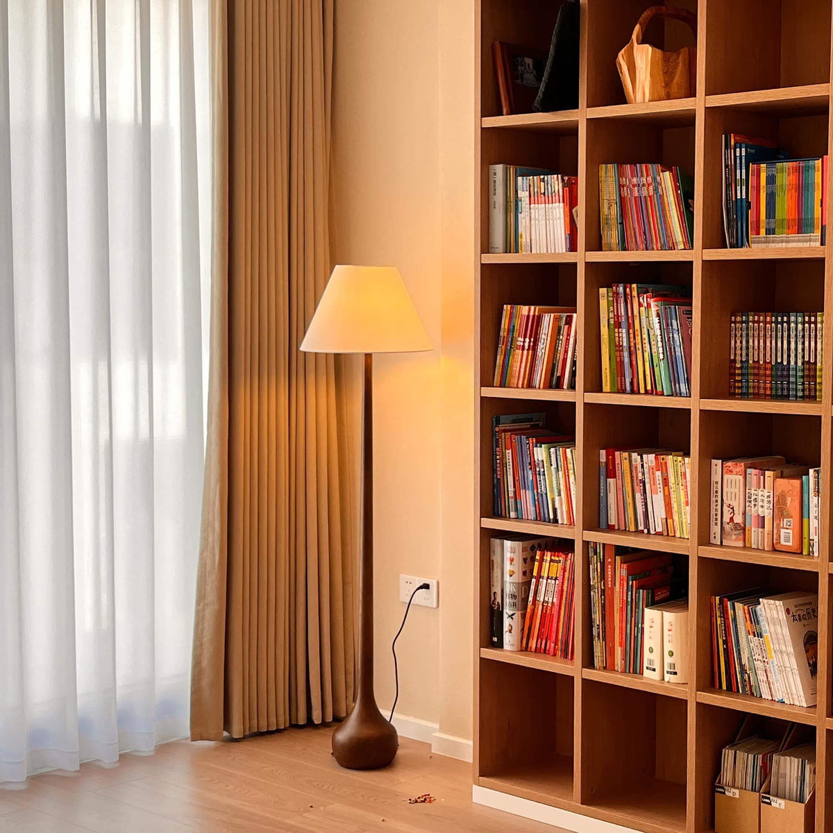 Lámpara de pie de madera torneada Tilmara en un salón acogedor – imagen 21