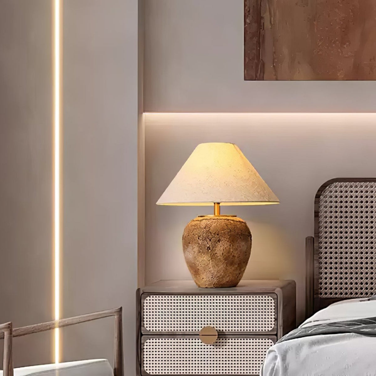 Lámpara de mesa de cerámica rústica Tinavo en un dormitorio cálido – imagen 5