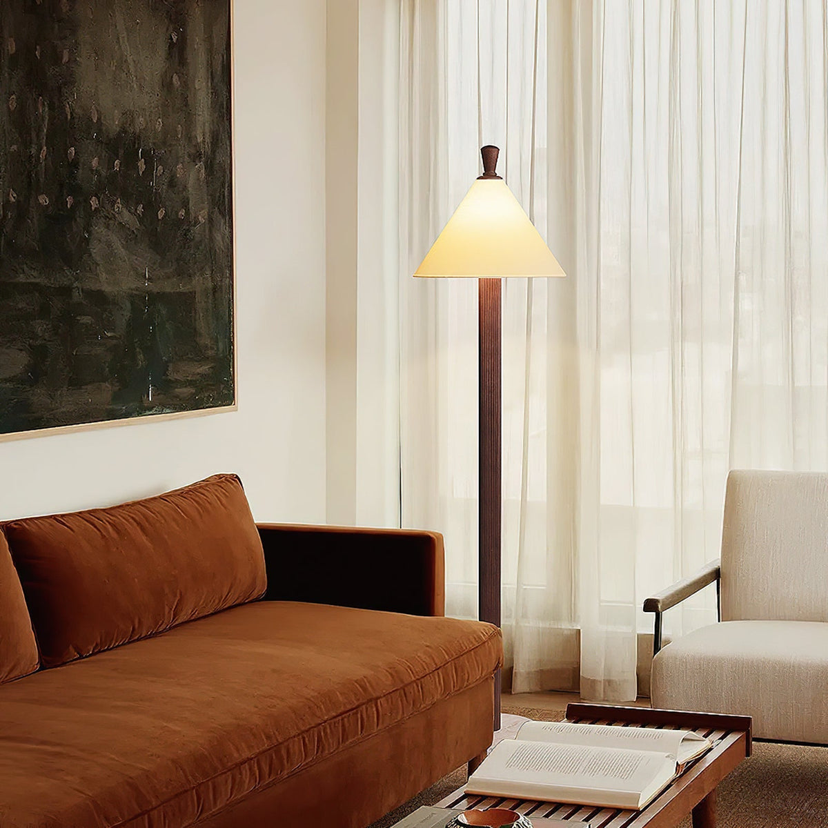 Lámpara de pie de madera y lino Tocana en un salón sereno – imagen 3