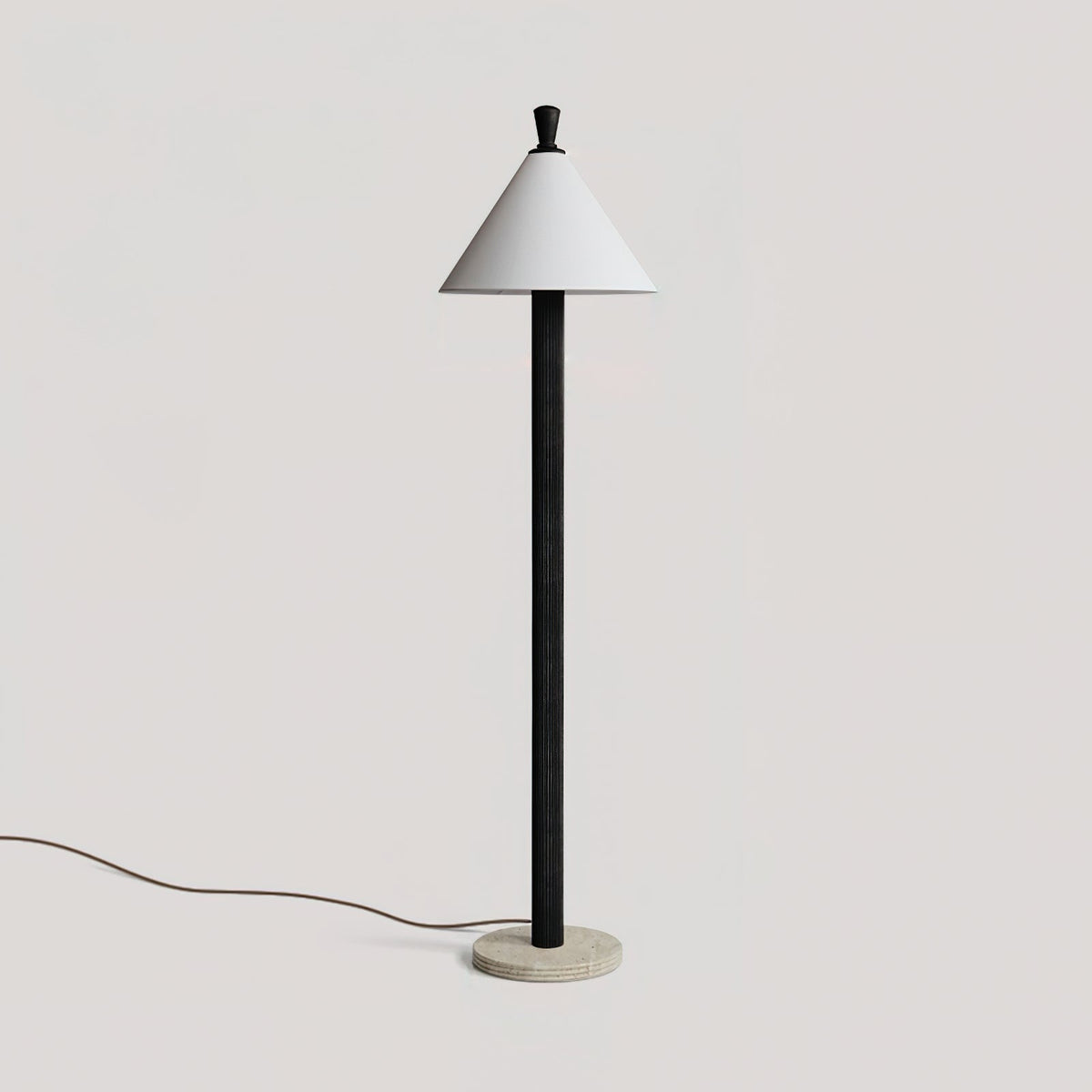 Lámpara de pie de madera y lino Tocana – en negro