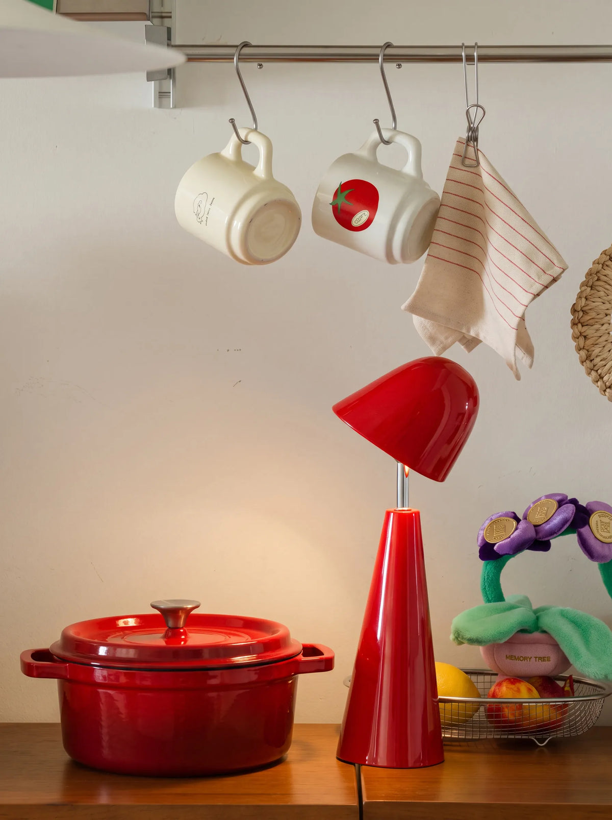 Lámpara de mesa portátil recargable Tocela – roja en la cocina