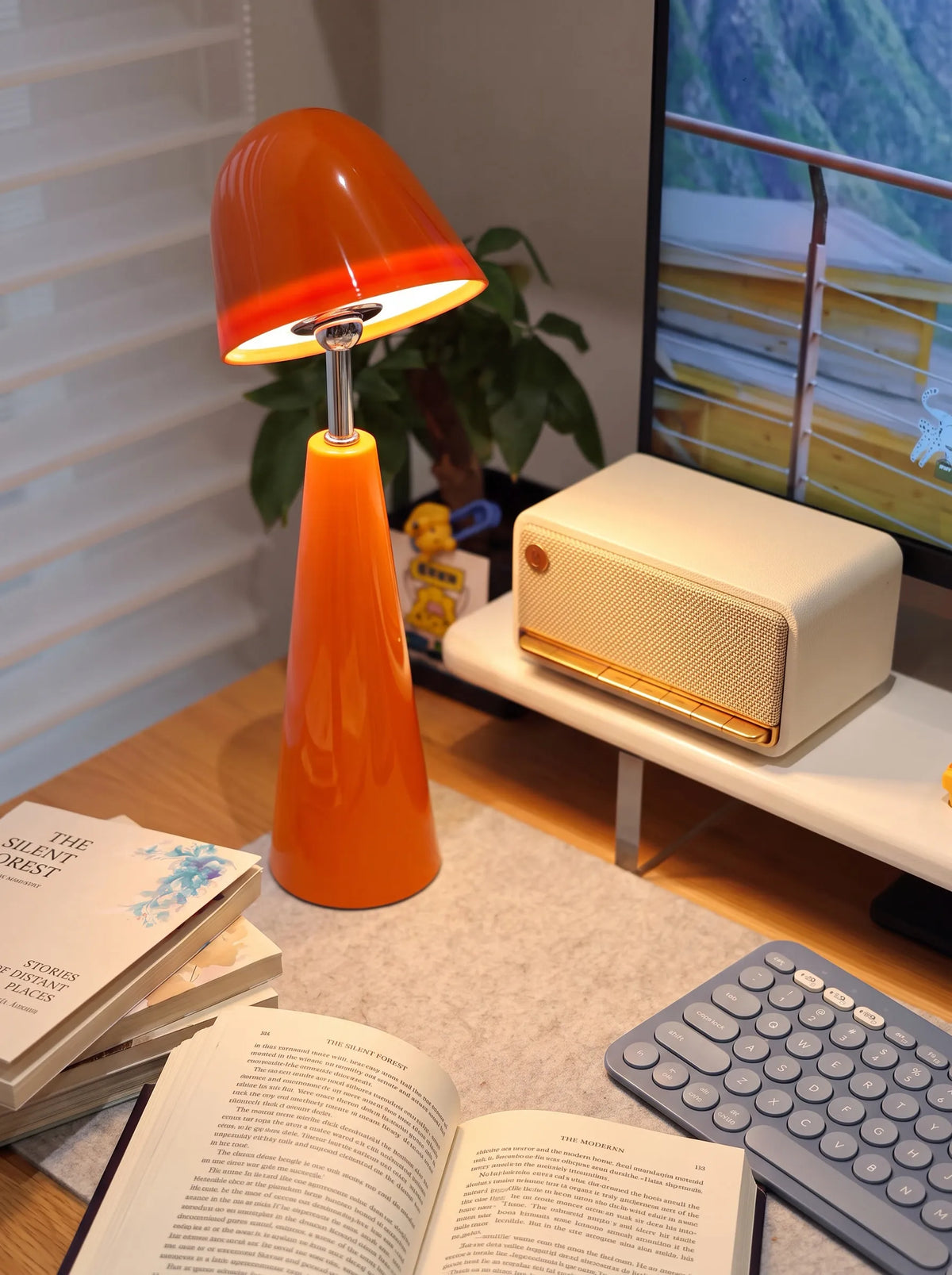 Lámpara de mesa portátil recargable Tocela – naranja junto al escritorio