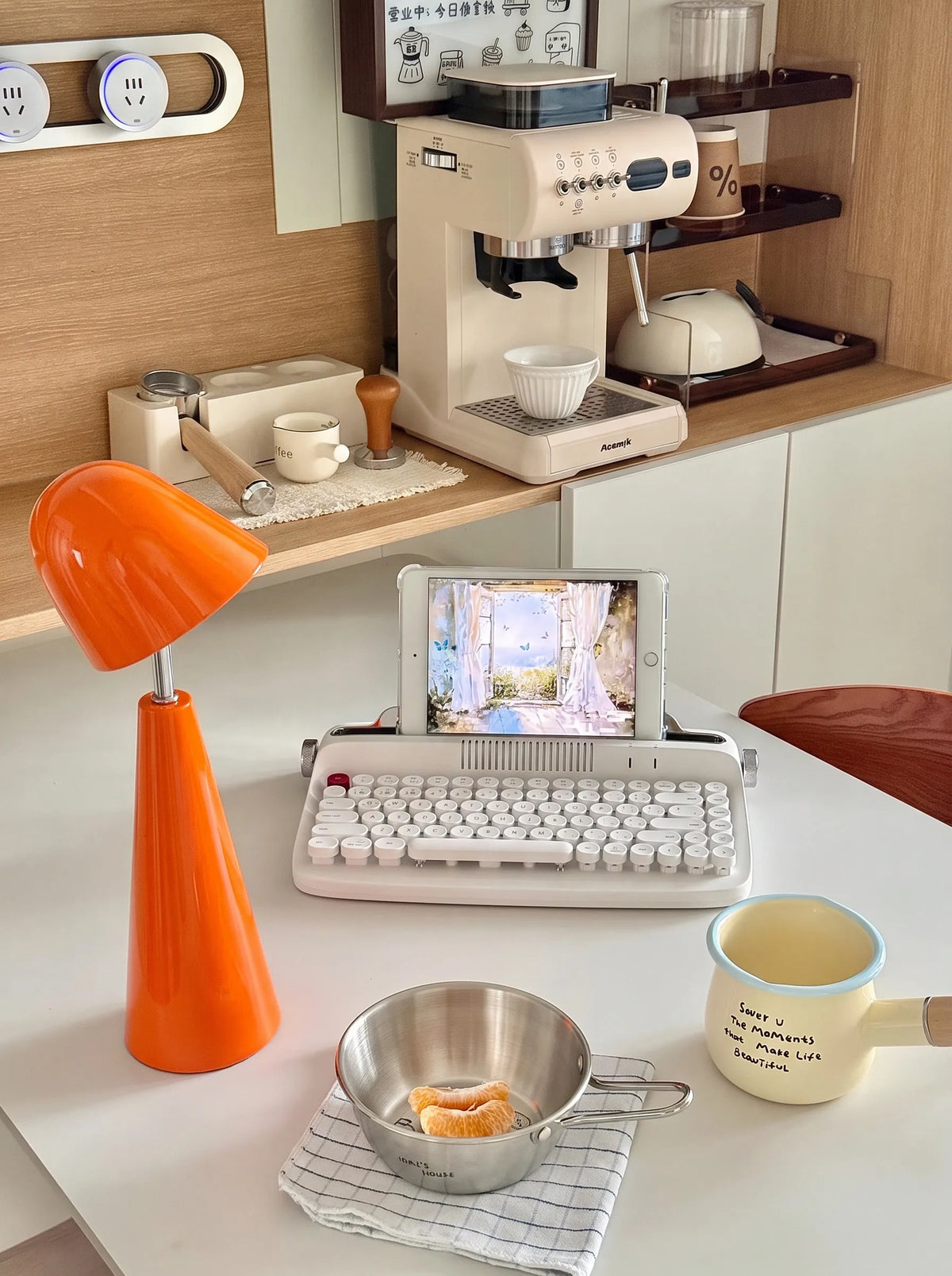 Lámpara de mesa portátil recargable Tocela en un salón acogedor – imagen 7
