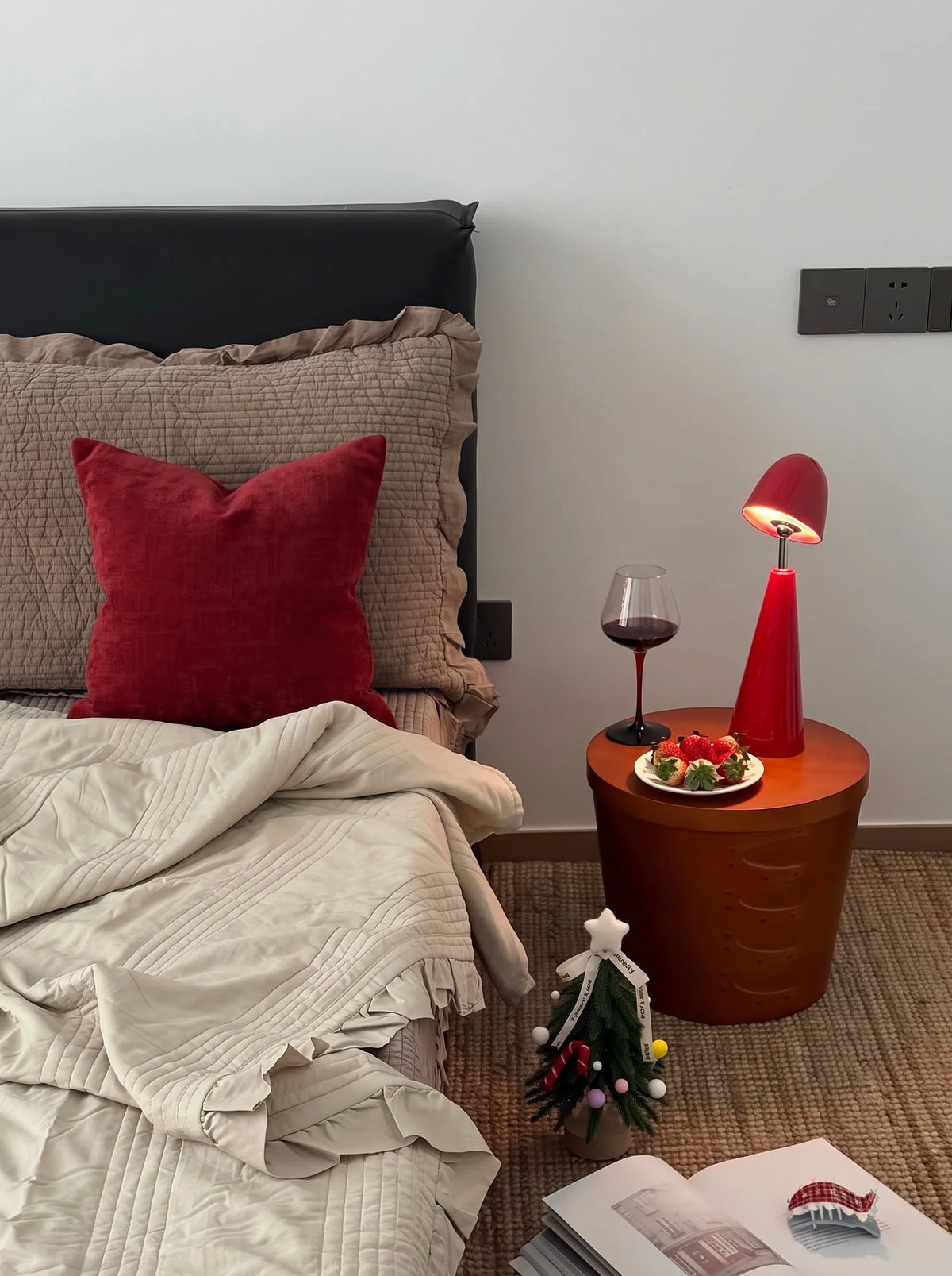 Lámpara de mesa portátil recargable Tocela en un salón acogedor – imagen 8