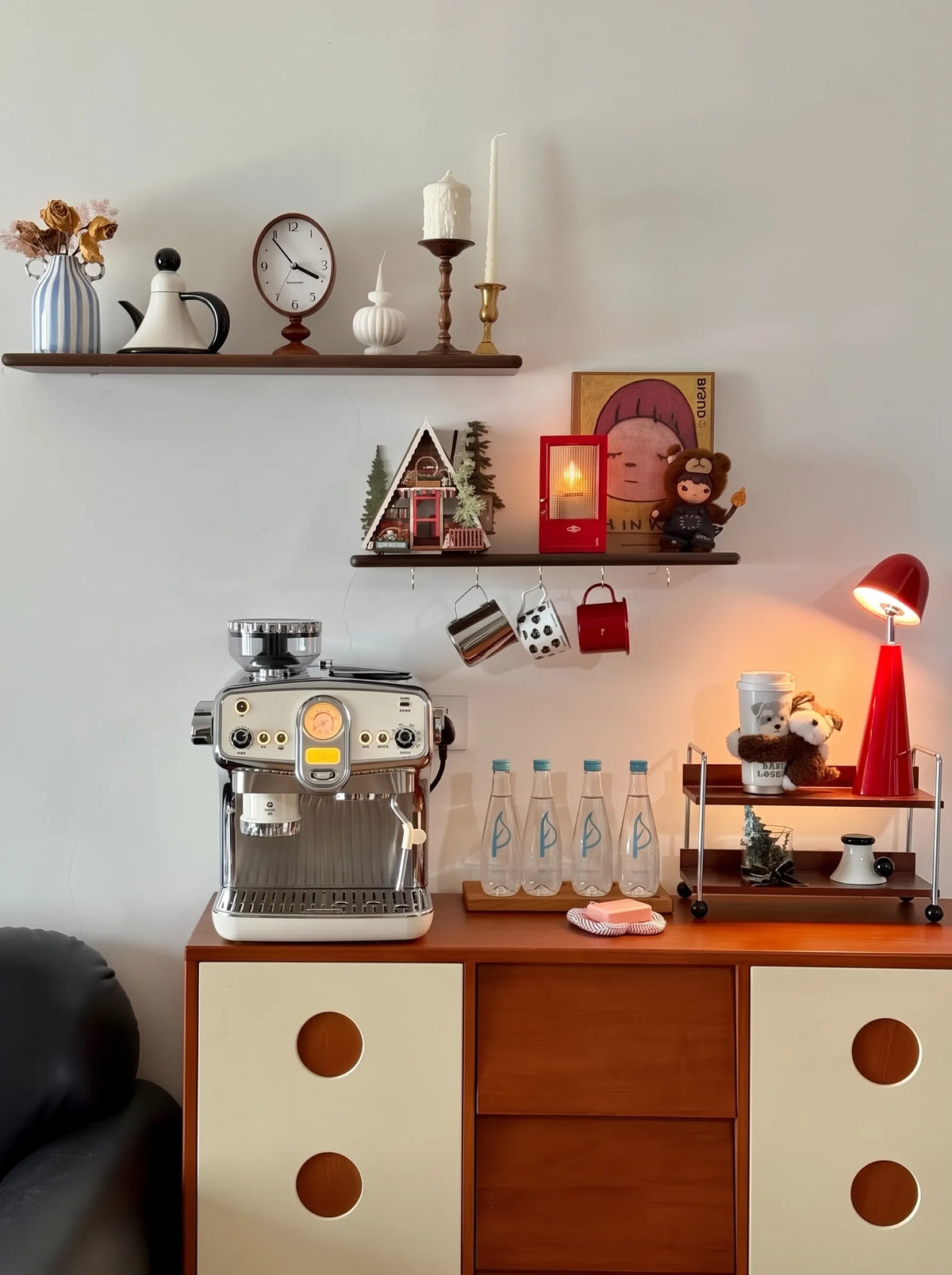 Lámpara de mesa portátil recargable Tocela en un salón acogedor – imagen 9